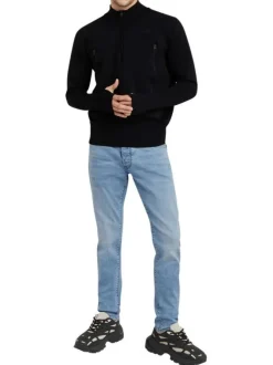 Jean en coton bleu stone légèrement délavé avec une coupe slim