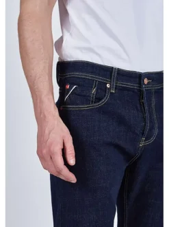 Jean en coton brut avec une coupe ajustée et des passants pour la ceinture