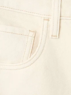 Jean en coton écru uni pourvu d'une coupe large et de multiples poches