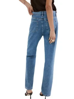 Jean en coton indigo uni avec une coupe droite et des poches plaquées à l'avant
