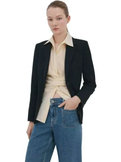 Jean en coton indigo uni pourvu de passants pour la ceinture