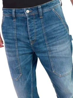 Jean en coton mélangé bleu à coupe droite pourvu d'une fermeture boutonnée