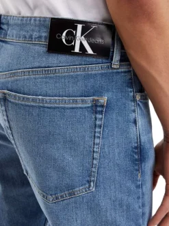 Jean en coton mélangé bleu délavé avec une coupe slim et à 5 poches