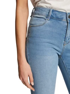 Jean en coton mélangé bleu délavé avec une coupe slim et surpiqûres beiges