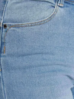 Jean en coton mélangé bleu délavé avec une coupe slim et surpiqûres beiges