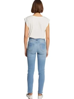 Jean en coton mélangé bleu délavé avec une coupe slim et surpiqûres beiges