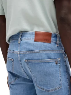 Jean en coton mélangé bleu légèrement délavé à coupe regular fit
