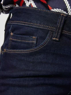 Jean en coton mélangé brut avec une coupe skinny et des passants