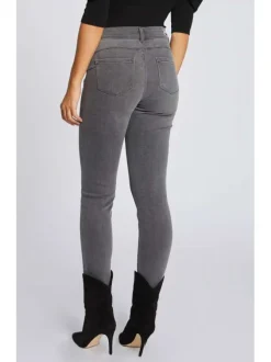 Jean en coton mélangé gris avec une coupe skinny et des passants