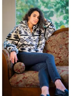 Jean en coton mélangé noir délavé avec une coupe mom et une taille haute