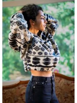 Jean en coton mélangé noir délavé avec une coupe mom et une taille haute