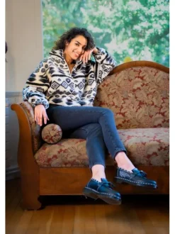 Jean en coton mélangé noir délavé avec une coupe mom et une taille haute