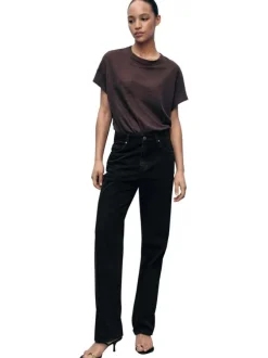 Jean en coton noir coupe droite pourvu de passants pour la ceinture