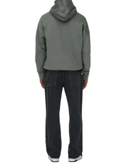 Jean en coton noir légèrement délavé avec une coupe baggy et des passants
