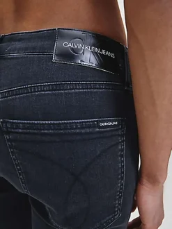 Jean gris foncé avec une coupe slim et une taille élastiquée boutonnée