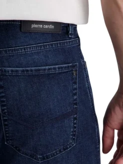 Jean indigo avec une coupe ajustée et une fermeture zippée avec un bouton