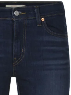 Jean indigo avec une coupe droite et une étiquette d'authentification