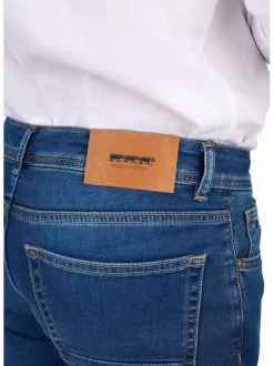Jean indigo délavé avec une coupe ajustée et des passants pour la ceinture