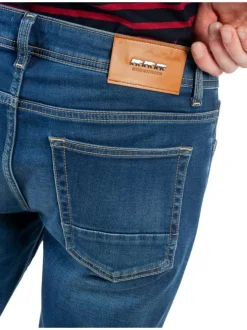 Jean indigo délavé avec une coupe ajustée et des passants pour la ceinture