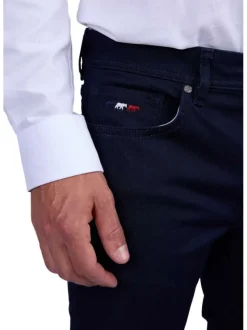 Jean indigo uni avec une coupe ajustée et poches plaquées arrière