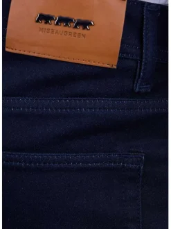 Jean indigo uni avec une coupe ajustée et poches plaquées arrière