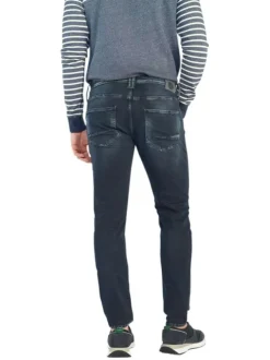 Jean 700/11 Jogg en coton indigo uni avec une coupe slim et des poches plaquées à l'arrière