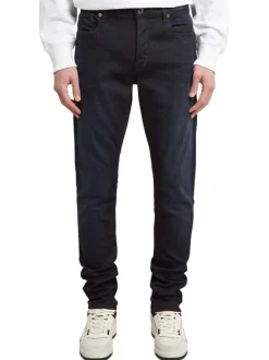 Jean noir avec une coupe slim à poches et des passants pour ceinture