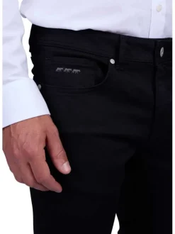 Jean noir uni avec une coupe modern-fit une taille mi-haute et le logo brodé
