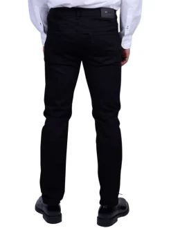 Jean noir uni avec une coupe modern-fit une taille mi-haute et le logo brodé
