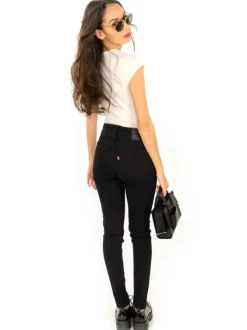 Jean 711 noir uni avec une coupe skinny une taille ajustée et 4 poches