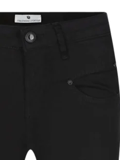 Jean noir uni avec une coupe slim et des poches latérales zippées
