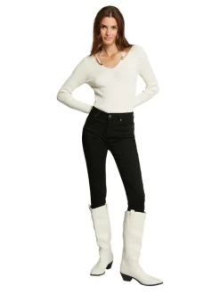 Jean noir uni avec une coupe slim et une taille intermédiaire