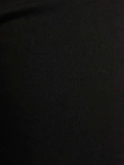 Jean noir uni avec une coupe slim et une taille intermédiaire
