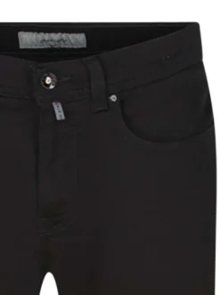 Jean noir uni coupe droite avec une fermeture avec un zip et un bouton