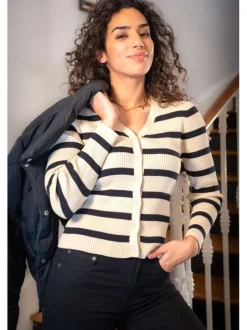 Jean noir uni femme avec une coupe skinny et un style 5 poches
