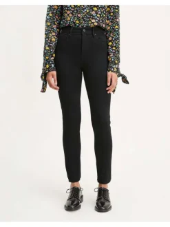 Jean noir uni femme avec une coupe skinny et un style 5 poches