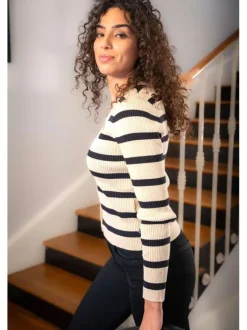Jean noir uni femme avec une coupe skinny et un style 5 poches