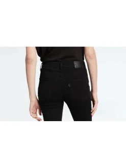 Jean noir uni femme avec une coupe skinny et un style 5 poches