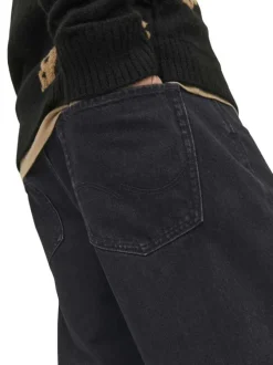 Jean noir uni 5 poches avec une coupe loose et une taille mi-haute