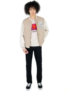 Jean noir uni style 5 poches avec une coupe slim stretch