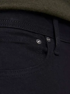 Jean noir uni style 5 poches avec une coupe slim stretch