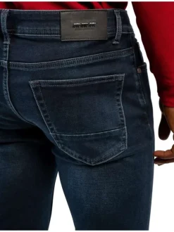 Jean nuit délavé avec une coupe ajustée et des passants pour la ceinture