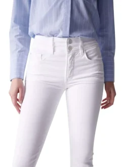 Jean slim en coton blanc uni avec bijou argenté sur la poche gousset