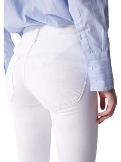 Jean slim en coton blanc uni avec bijou argenté sur la poche gousset