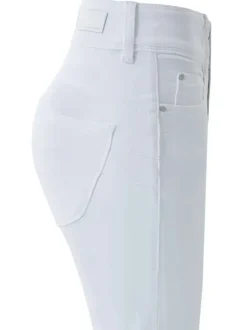 Jean slim en coton blanc uni avec bijou argenté sur la poche gousset