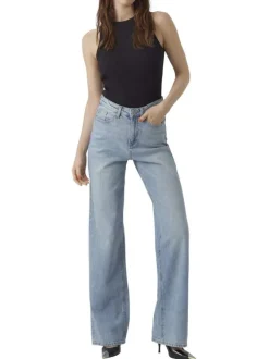 Jean stone avec une coupe bootcut et un patch d'authenticité à l'arrière
