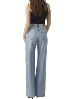 Jean stone avec une coupe bootcut et un patch d'authenticité à l'arrière