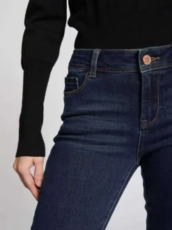 Jean stone effet délavé avec une coupe slim à fermeture zippée boutonnée