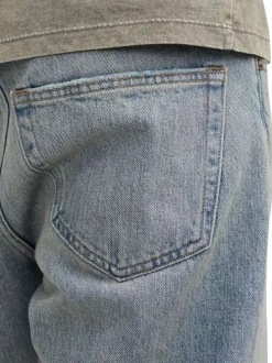 Jean stone uni avec une coupe droite et des passants pour ceinture
