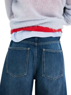 Jean taille haute en coton indigo délavé avec une coupe bootcut